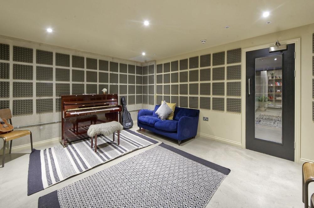 Beautifully Designed Student Studio in London - Tap to explore photos