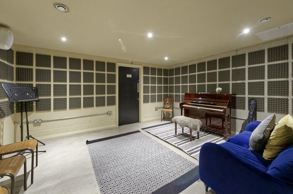 Comfort in Hammersmith Student Studio - Tap to explore photos