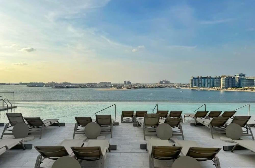 KeyRock - Palm View Luxury Stay in GB - Tap to explore photos