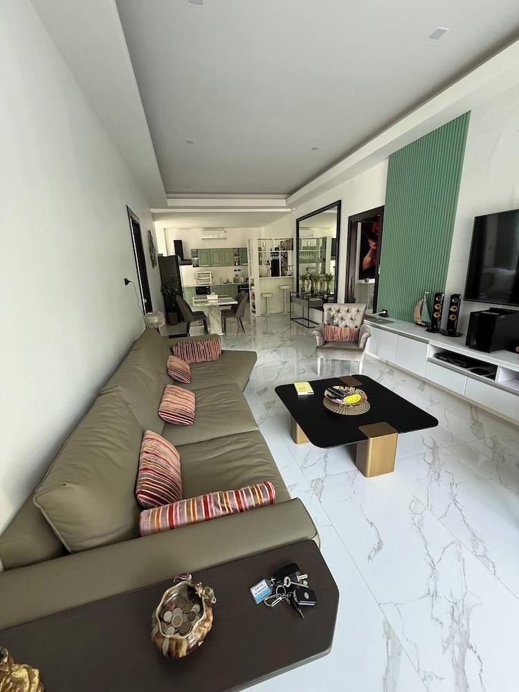 Beautiful Villa Between Jungle