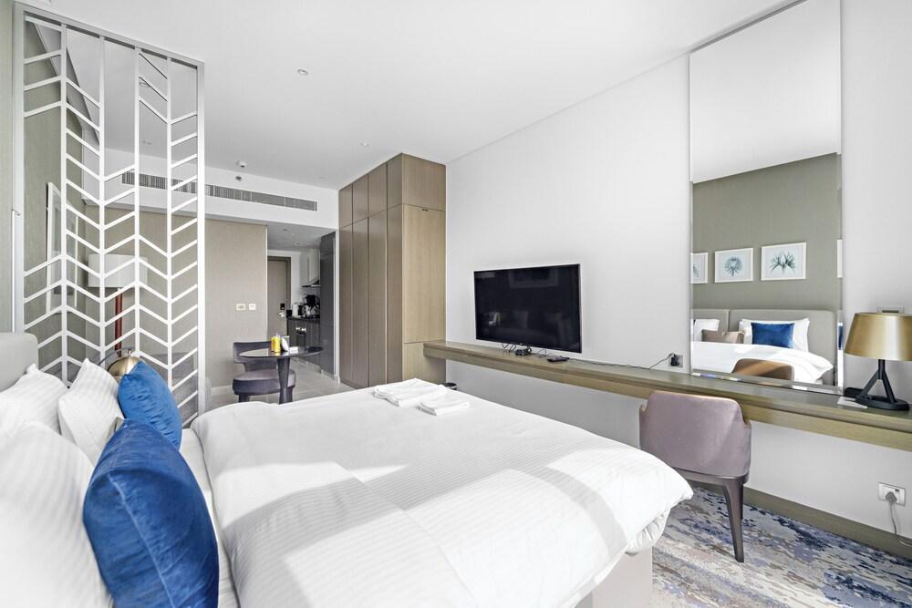 Silkhaus Damac Prive Tower - Tap to explore photos