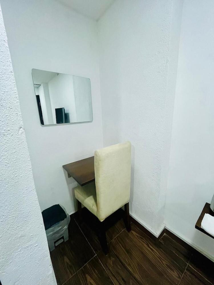 Newyork Guest House - Tap to explore photos