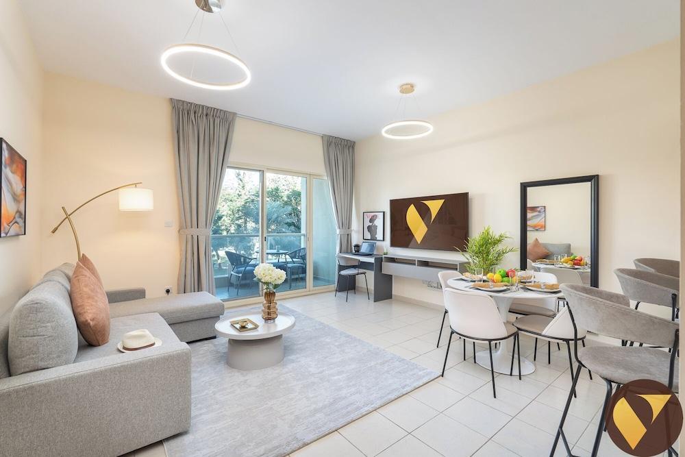 Vogue | Al Dhafrah 2 Greens near Mall of Emirates Room Type - Luxury Apartment