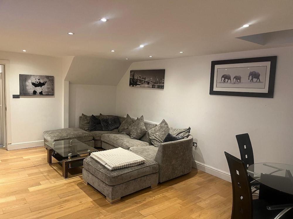 Southgate Home - Sleeps 12 - Parking - Central - Tap to explore photos