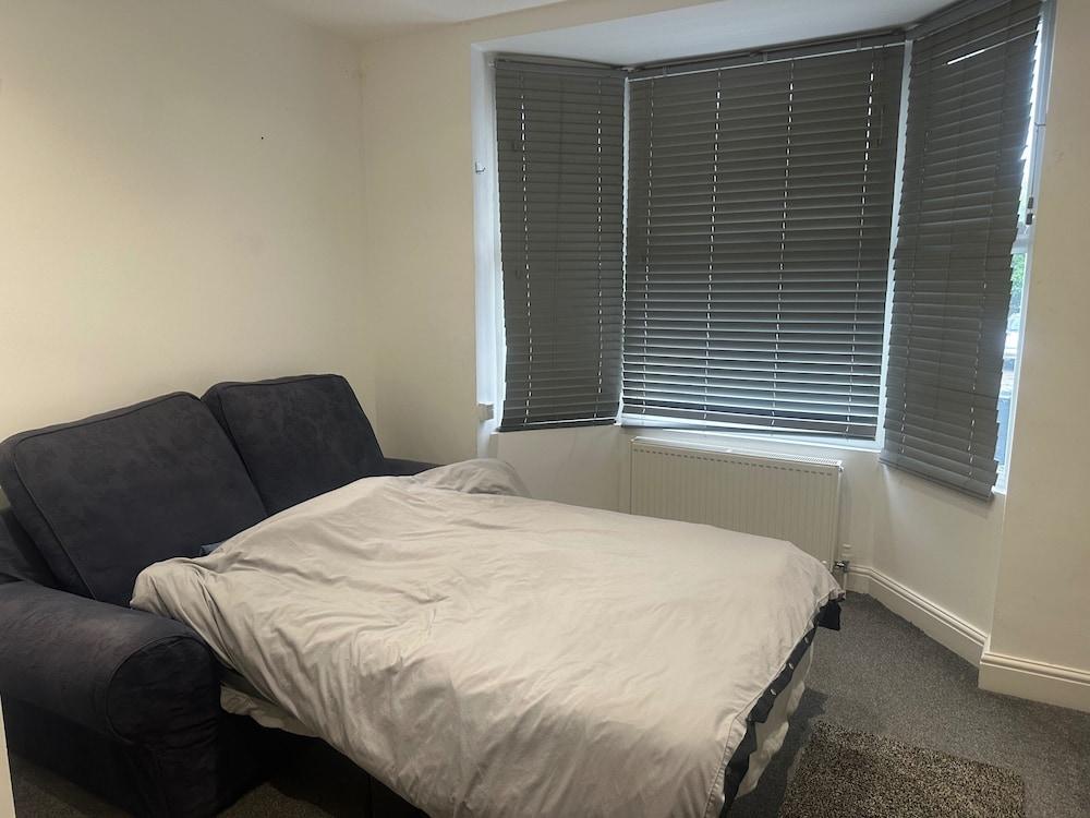 Southgate Home - Sleeps 12 - Parking - Central - Tap to explore photos