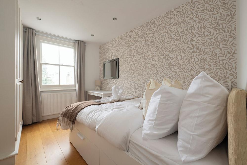 Fulham Spacious 4BD Home | Parking & Garden | WiFi Room Type - Luxury House