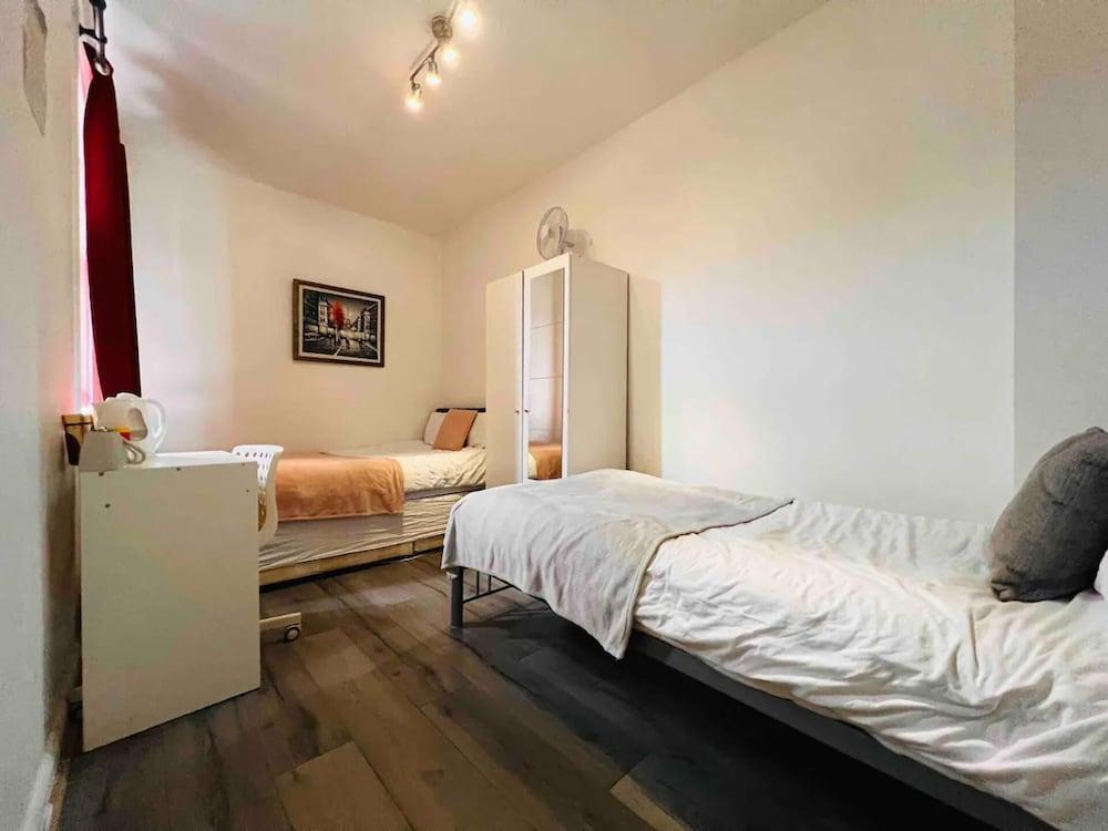 Private Rooms for 7 People With Bathroom