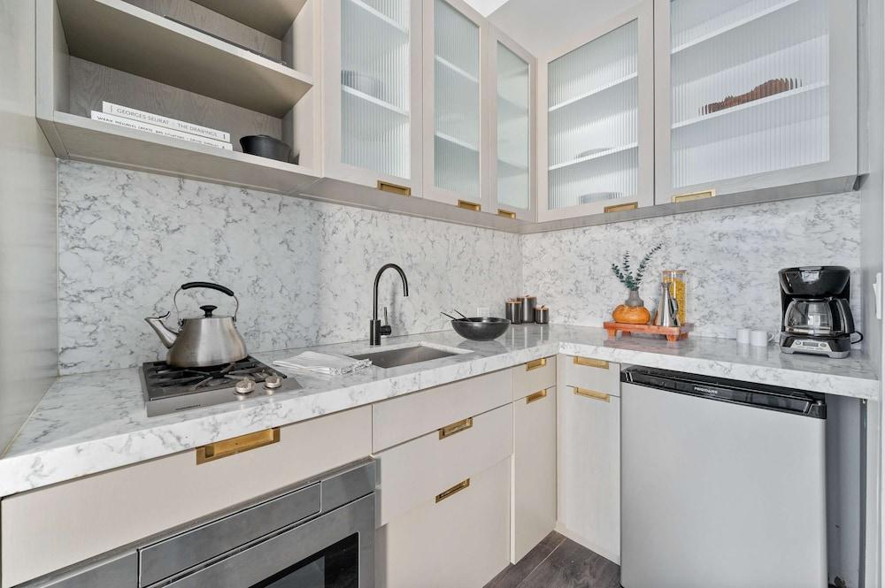 17john: Luxury One Bedroom Apartment - Tap to explore photos