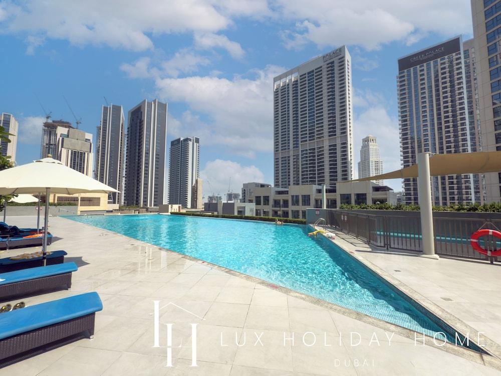 LUX The Creekside Skyline View Suite - Tap to explore photos
