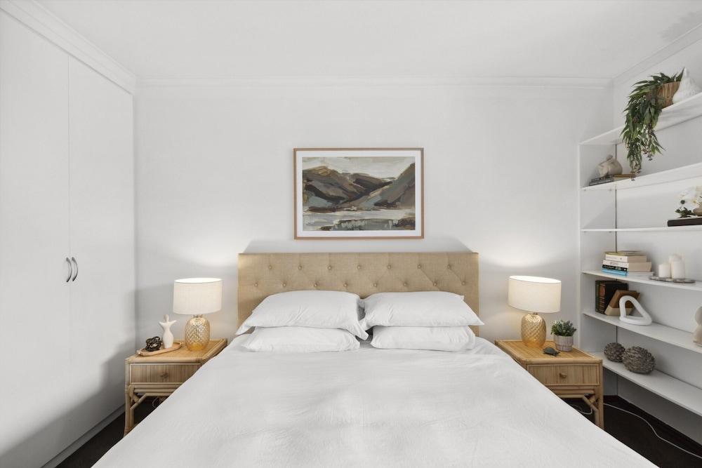 Bright & Spacious Surry Hills Apartment - Tap to explore photos