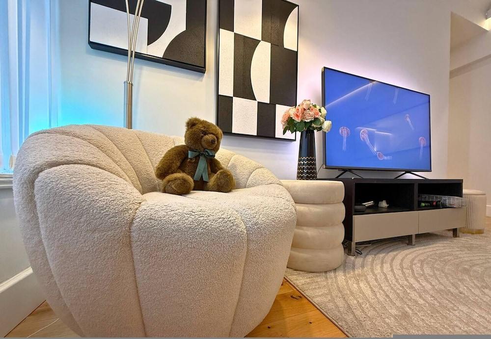 Luxurylondonstays - Cosy Mayfair Hideout on Prestigious Street - Tap to explore photos