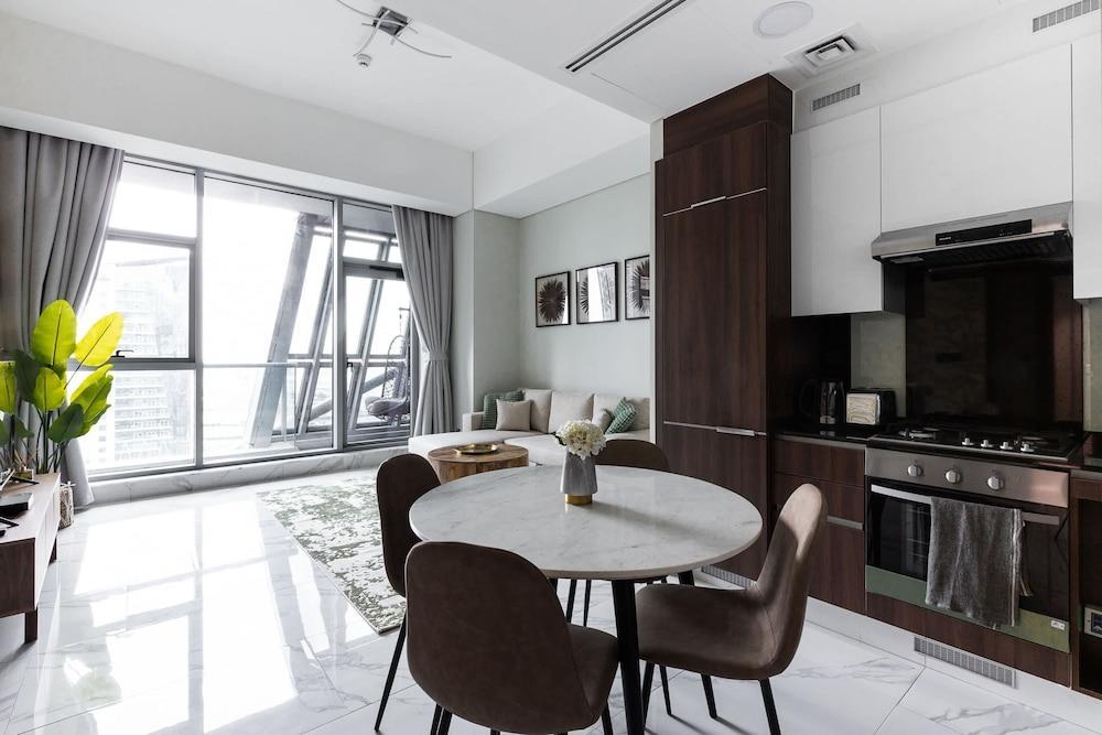 LUX Waterfront 1BR Near B.khalifa - Tap to explore photos