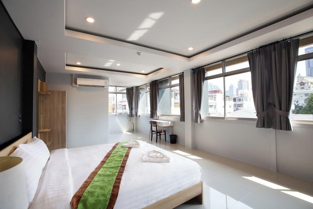 185 @ Surawong Hotel Room Type - Superior King