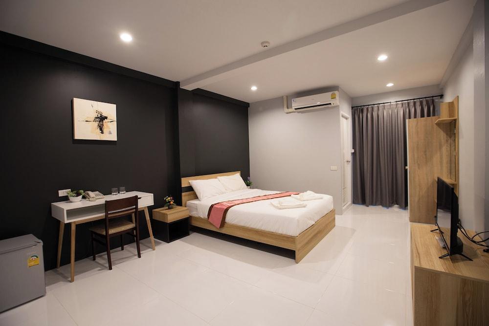 185 @ Surawong Hotel Room Type - Studio Queen