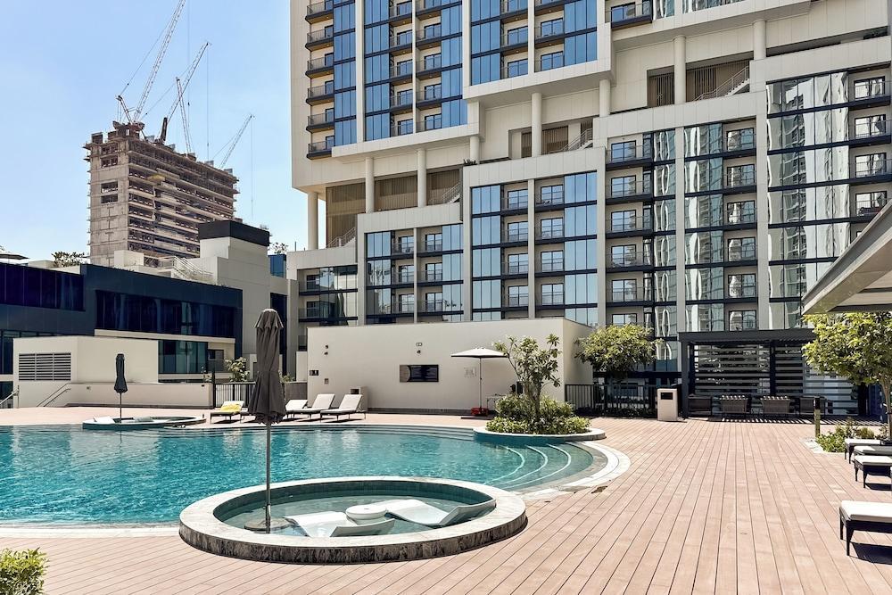 PVH - Stylish 1BR with Study - The Crest - Tap to explore photos