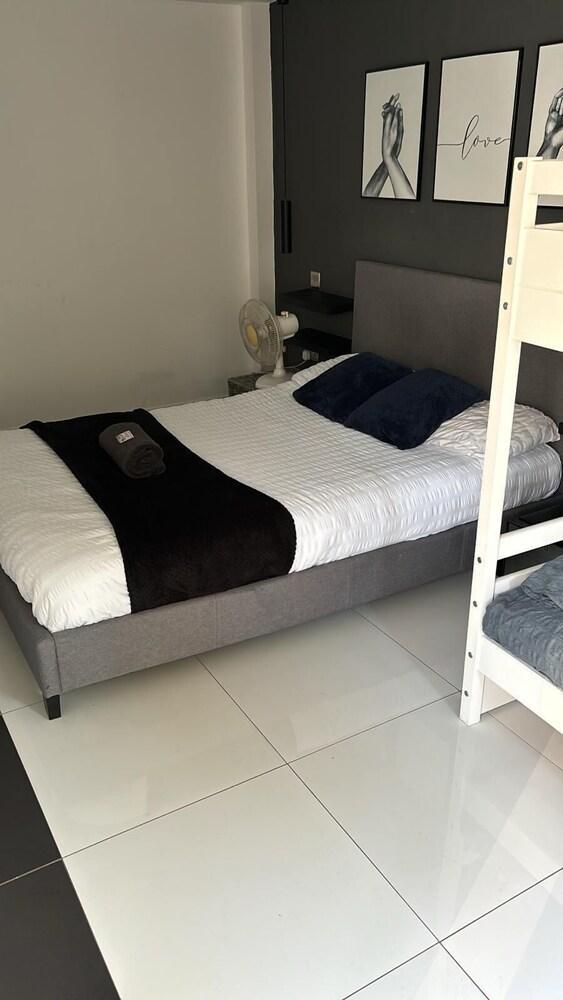 NEW Privacy Suite Serene Apt - Tap to explore photos