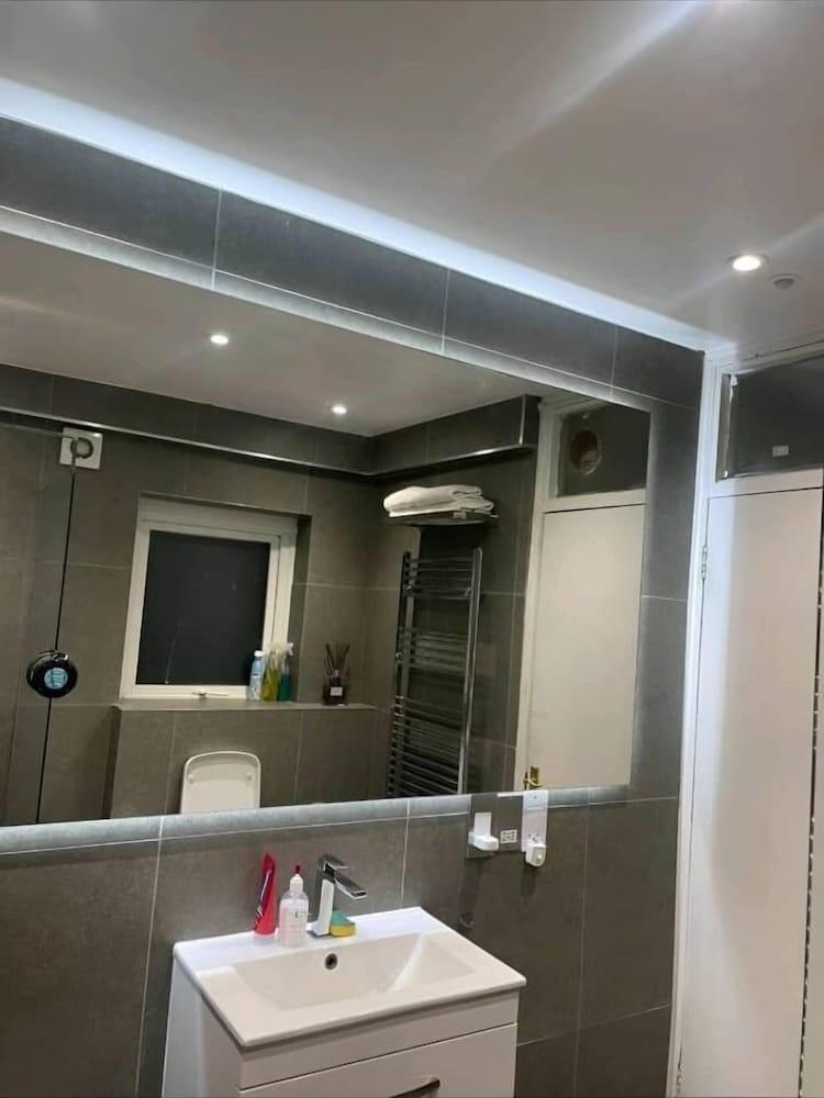 NEW Privacy Suite Serene Apt - Tap to explore photos