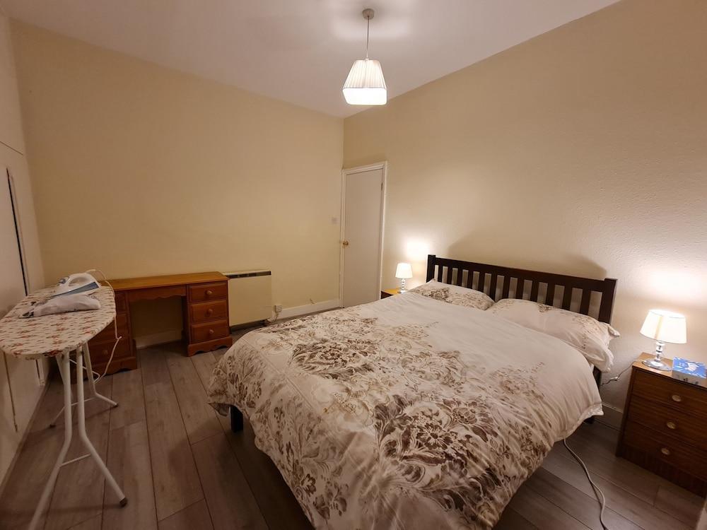 House-sleeps4-parking-garden - Tap to explore photos