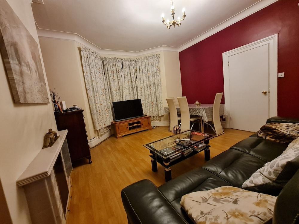 House-sleeps4-parking-garden - Tap to explore photos