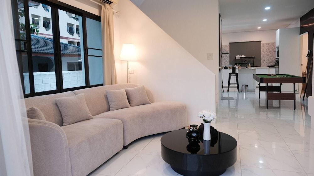 Modern Private Pool Villa in Sukhumvit