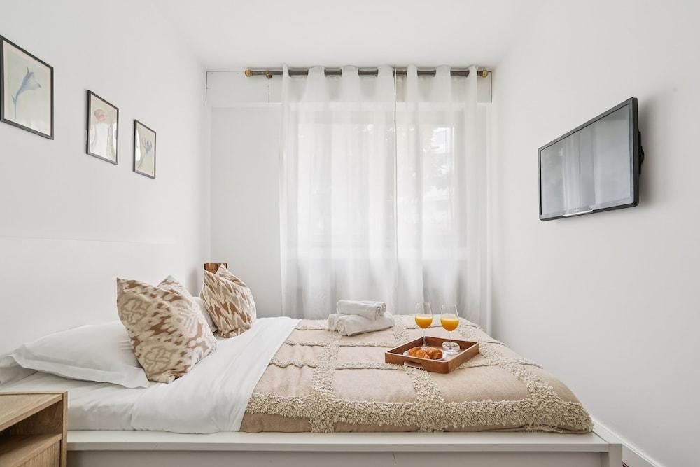 Chic 1BR Steps from Opéra Garnier - Tap to explore photos
