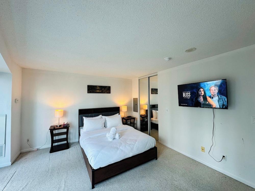 The Yonge Suites - Downtown Elegance - Tap to explore photos