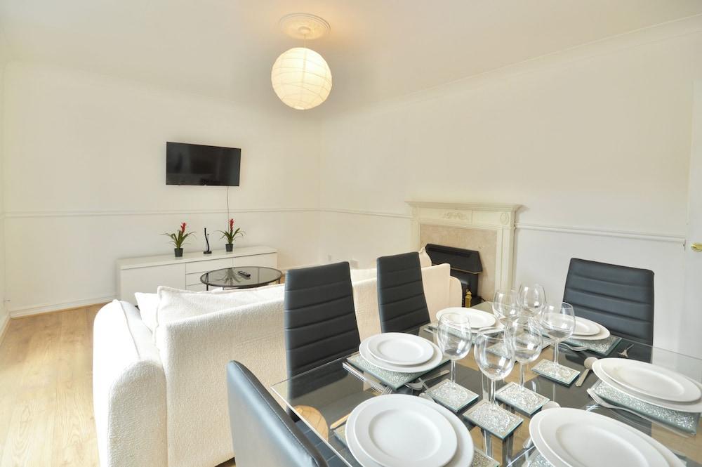 Greenwich Retreat - 4bed Home - Tap to explore photos
