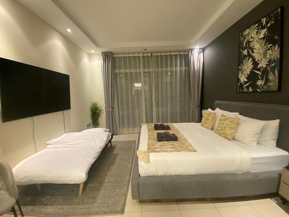 Skyview Tower Room Type - Deluxe Studio, 1 King Bed, Sea View