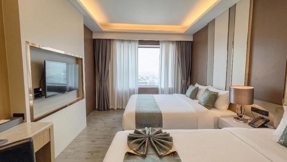 Enrich Grand Hotel Room Type - Deluxe Triple Room