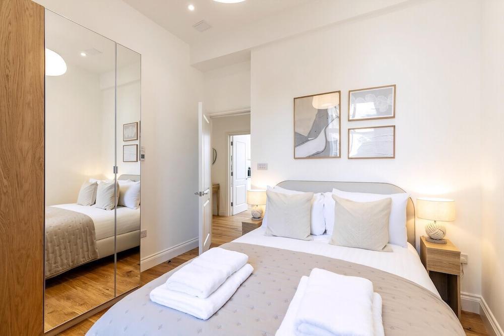 Bright Elegant Chelsea Getaway Private Balcony!