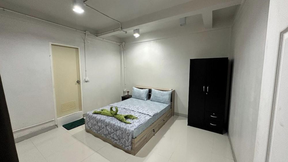 Lemon Tree Khaosan Hostel Room Type - Royal Room