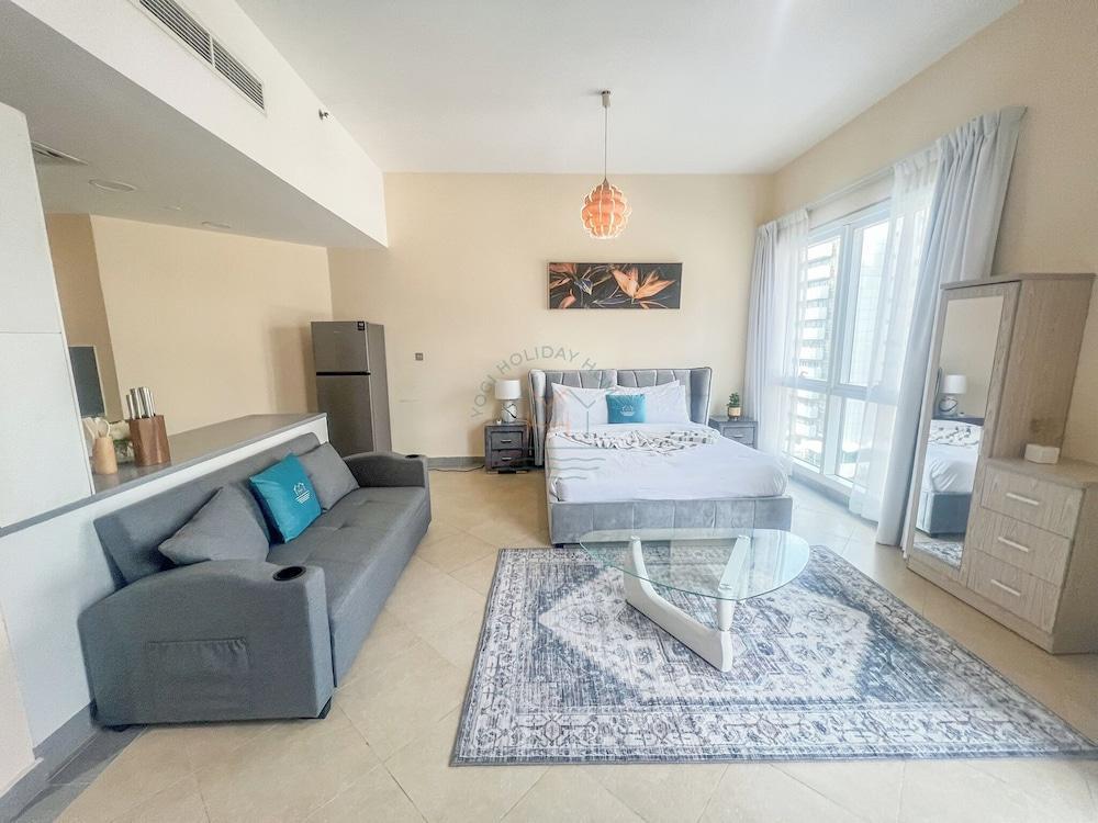 Snug Studio With City Views, Perfect For Couples - Tap to explore photos