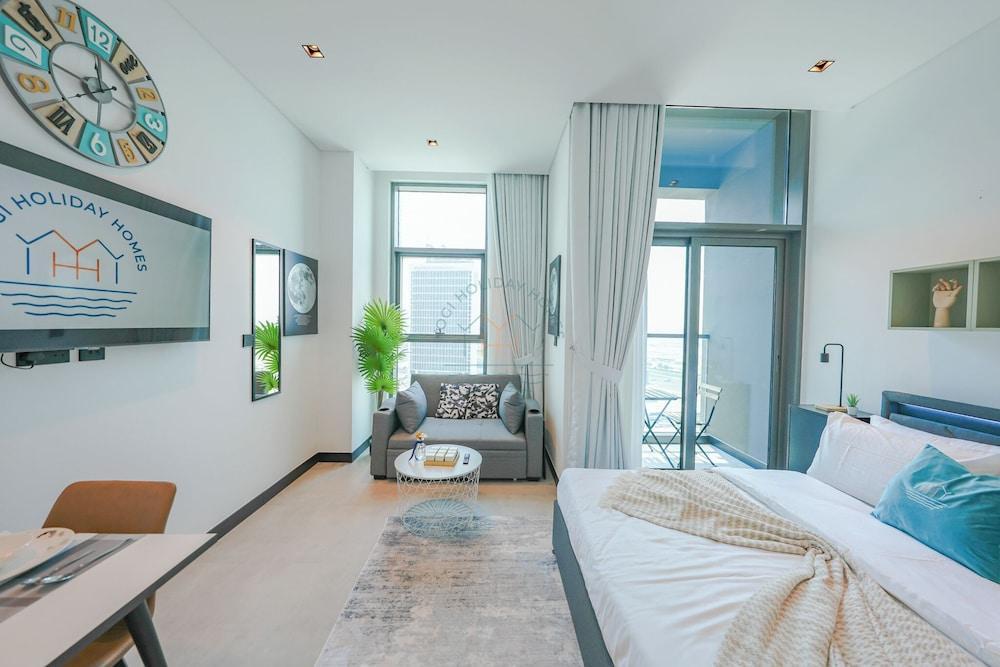 Urban Skyline City Comfort Studio