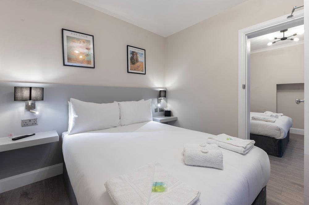 MARINA HOTEL LONDON Room Type - Classic Quadruple Room