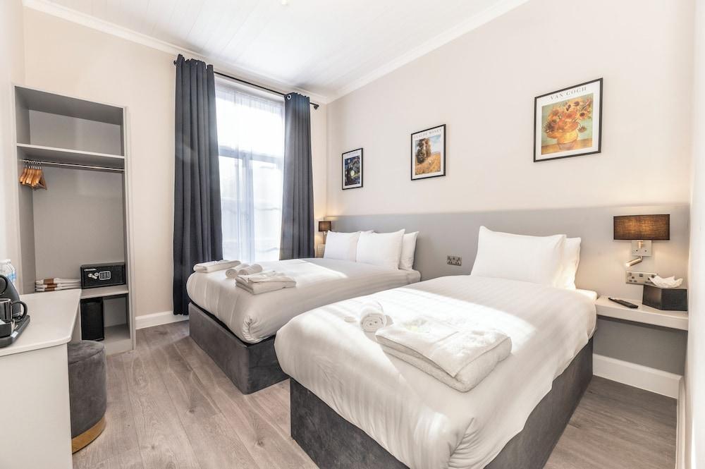 MARINA HOTEL LONDON Room Type - Classic Triple Room