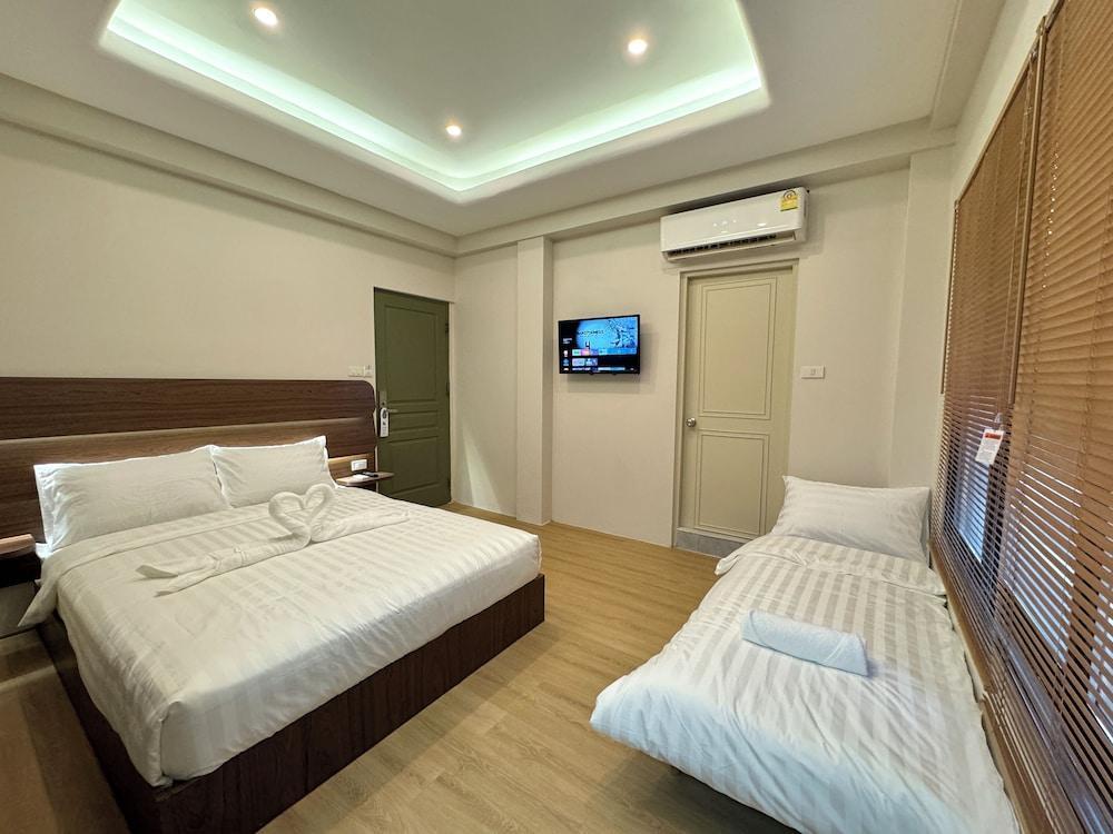 AVALAN Room Type - Superior Room, 1 Queen Bed with Sofa bed