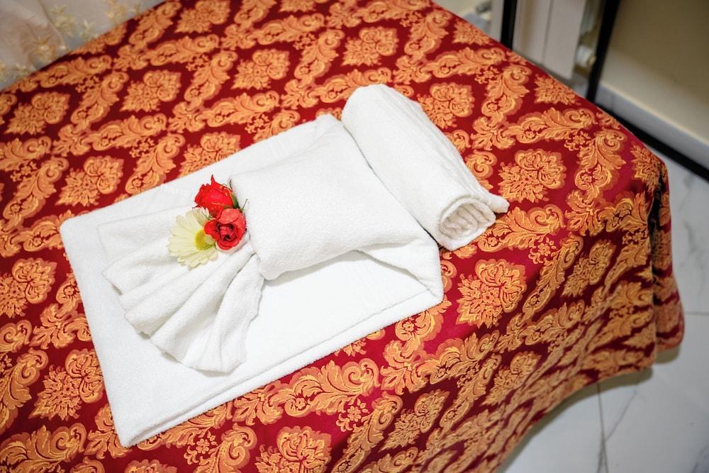 TICHE - Tap to explore photos