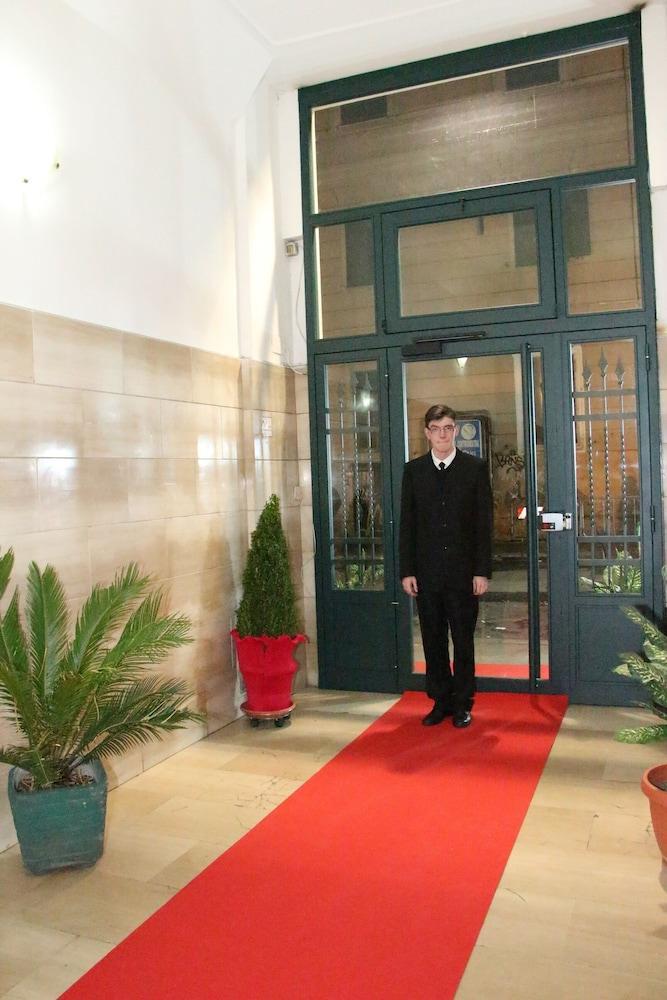 TICHE - Tap to explore photos