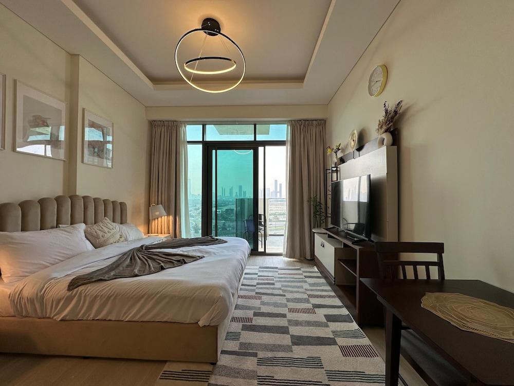 Sunset Haven - Chic Creek Studio Room Type - Luxury Apartment, City View