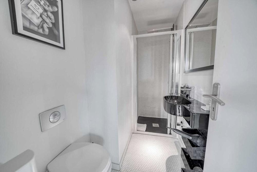 Apartment in Paris for 2 People - Tap to explore photos