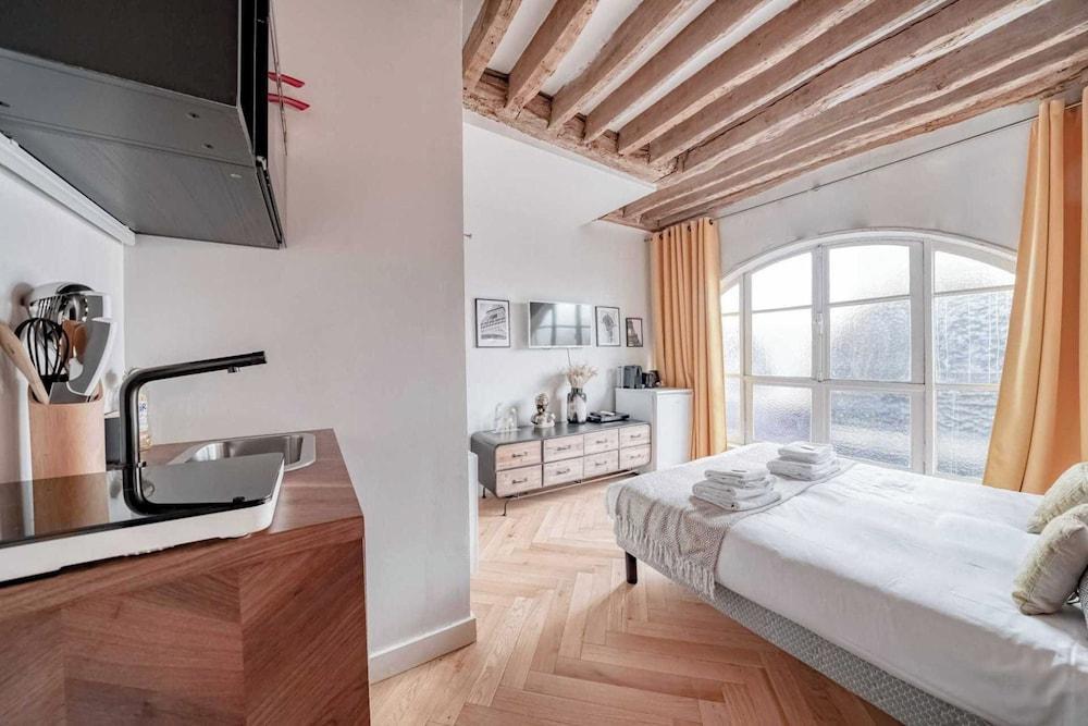 Apartment in Paris for 2 People - Tap to explore photos