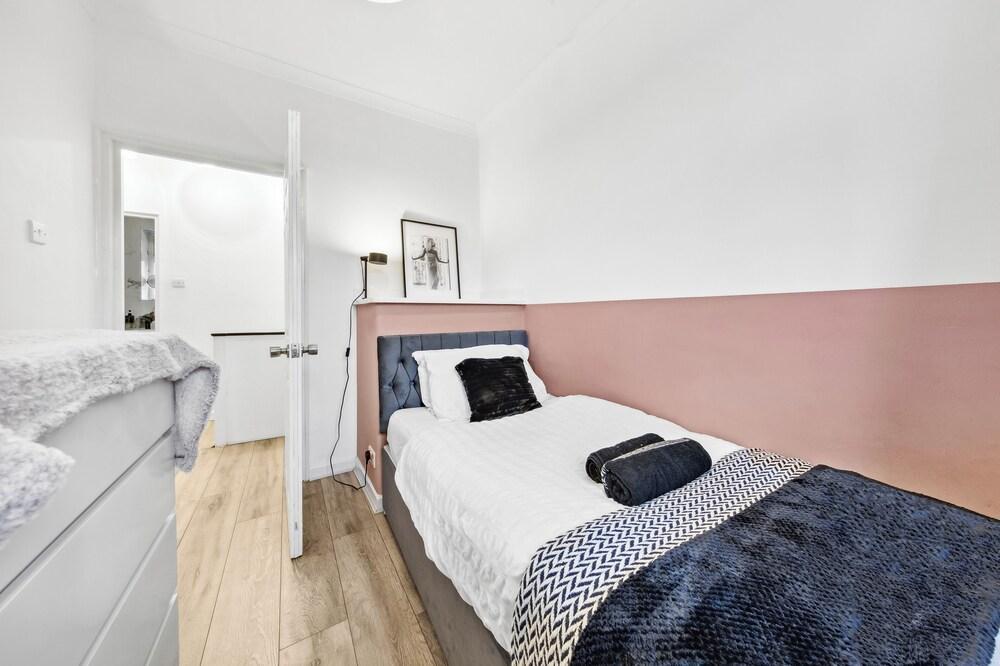 Luxe Stays - Sleeps 7 - Jacuzzi - Tap to explore photos