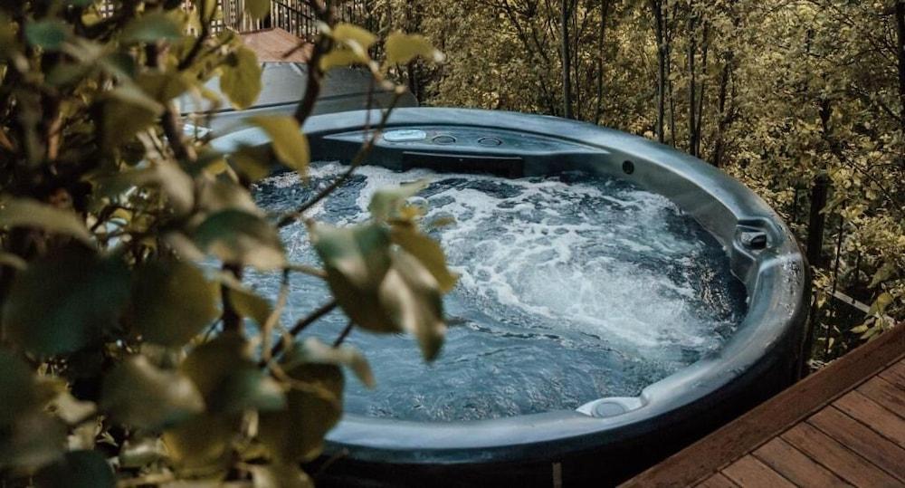Luxe Stays - Sleeps 7 - Jacuzzi - Tap to explore photos