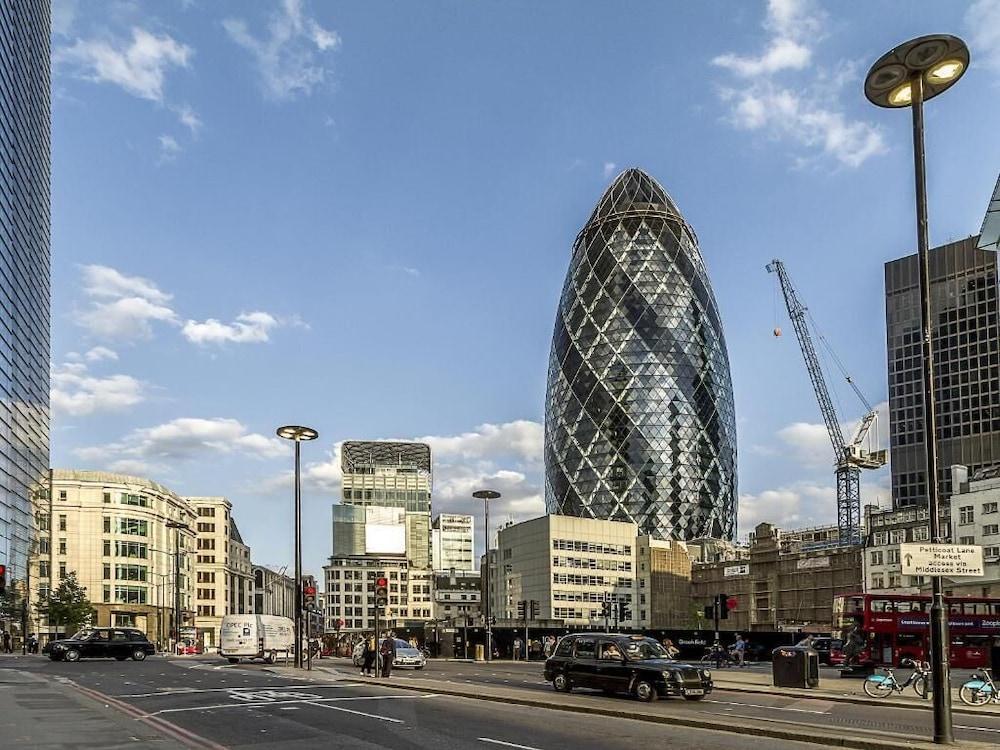 London Homes - Aldgate Flats - Tap to explore photos