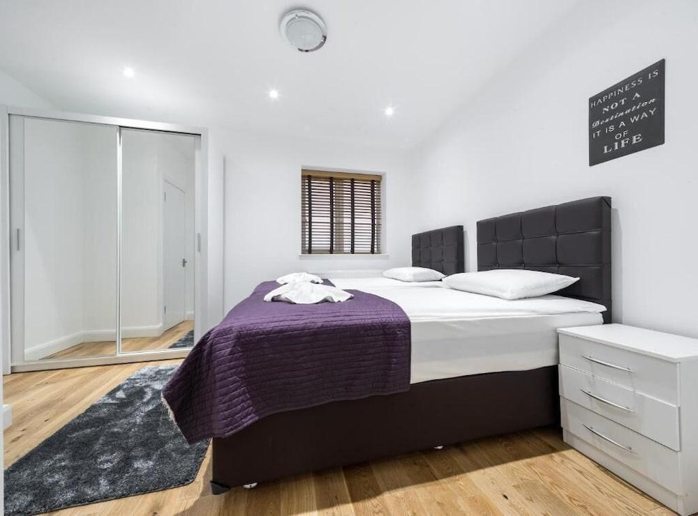 London Homes - Aldgate Flats Room Type - Superior Condo