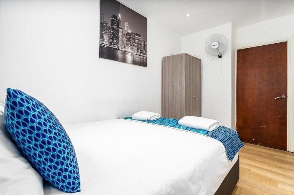 London Homes - Aldgate Flats Room Type - Family Condo, 2 Bedrooms, Non Smoking, Kitchen London Homes - Aldgate Flats Room Type - Family Condo, 2 Bedrooms, Non Smoking, Kitchen