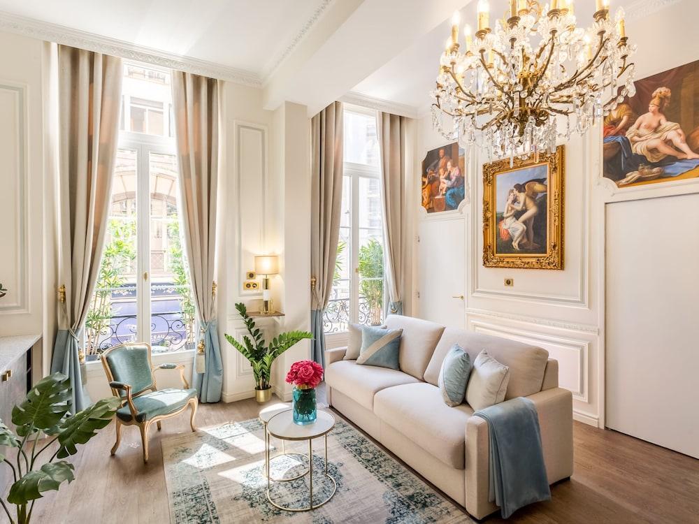 Merveil Luxury Suites - Louvre Aboukir V-VI - Tap to explore photos
