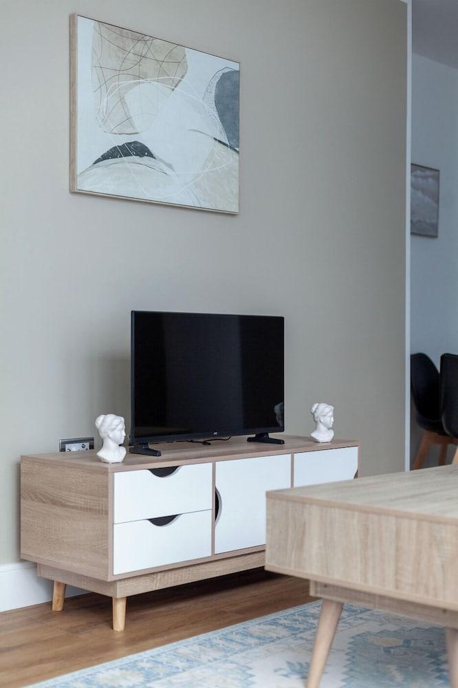 The Ealing Luxury Flat - Tap to explore photos