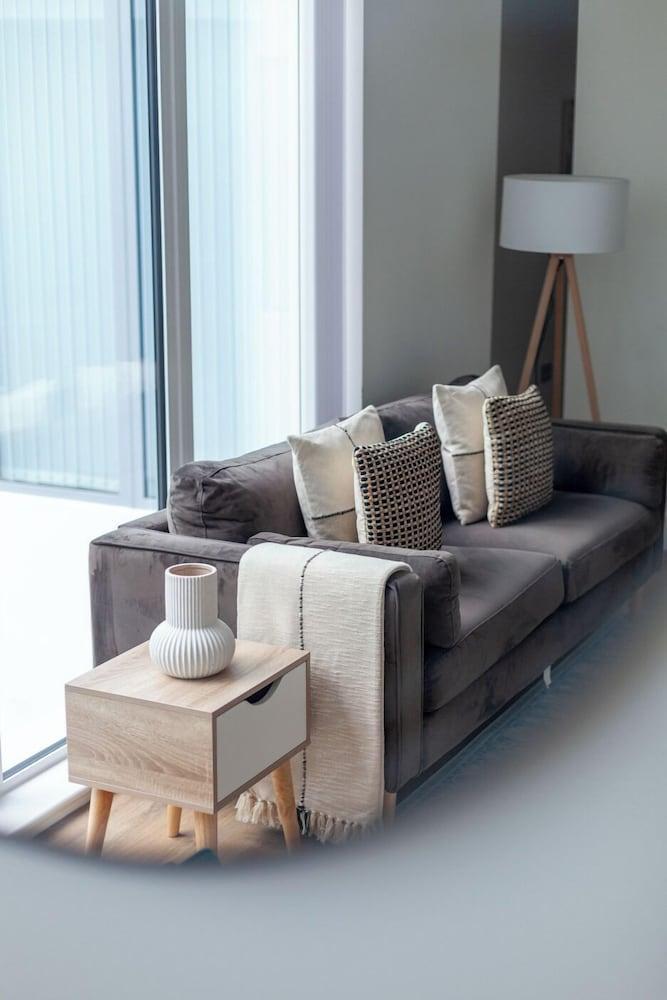 The Ealing Luxury Flat - Tap to explore photos