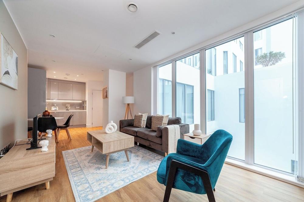 The Ealing Luxury Flat - Tap to explore photos